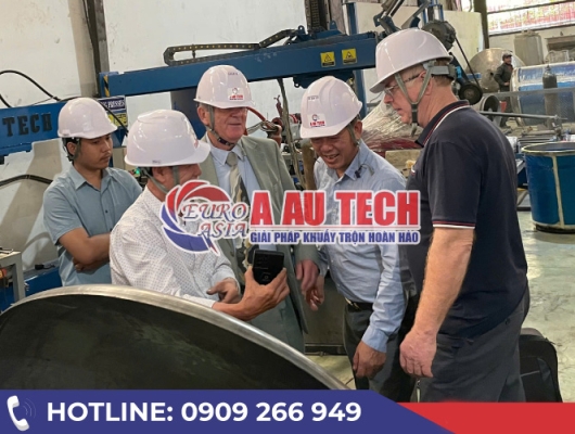 Á Âu tiếp đón đoàn khách tham quan xưởng sản xuất bồn chứa và silo