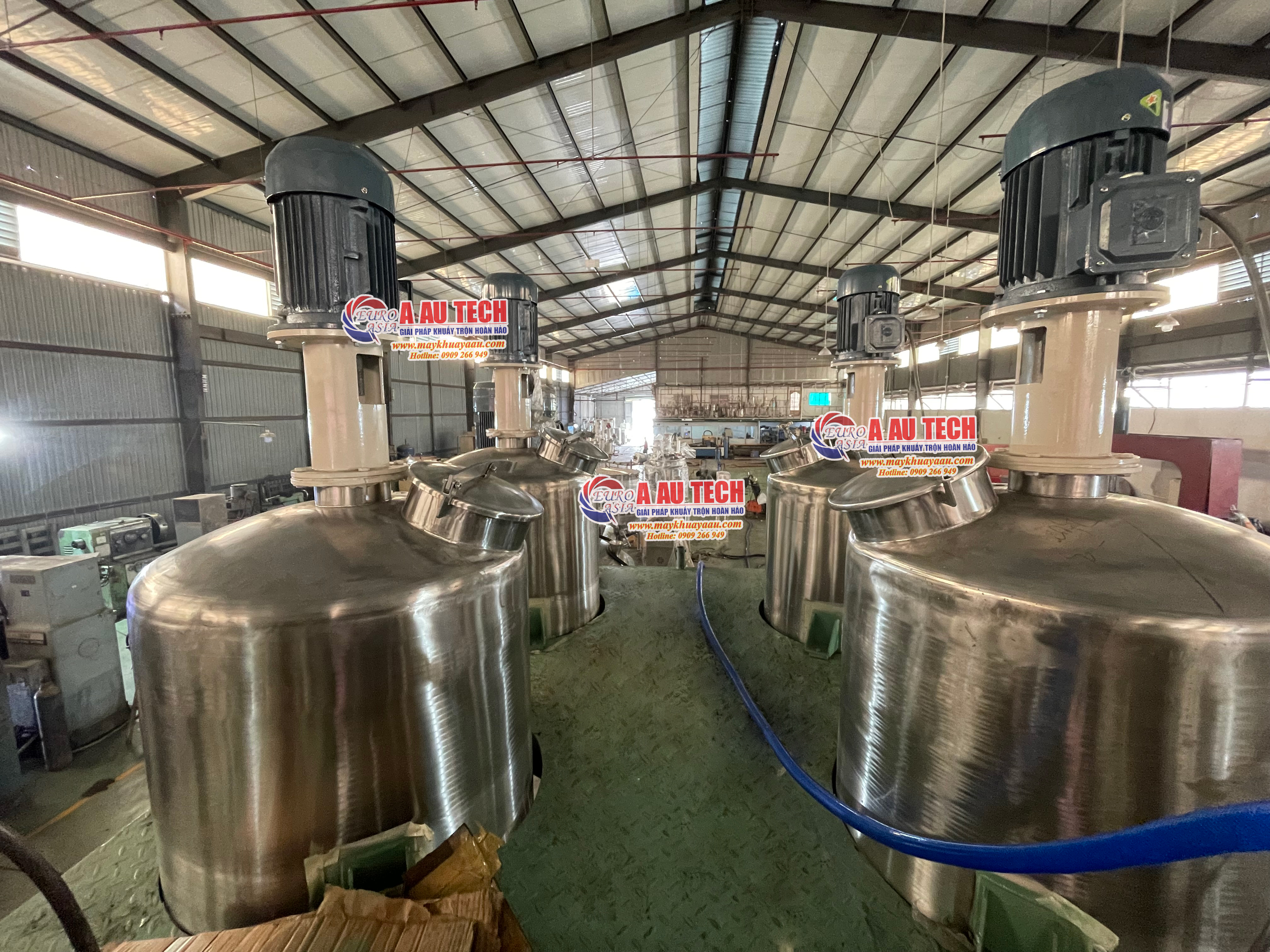 Bồn khuấy lắp sàn thao tác.