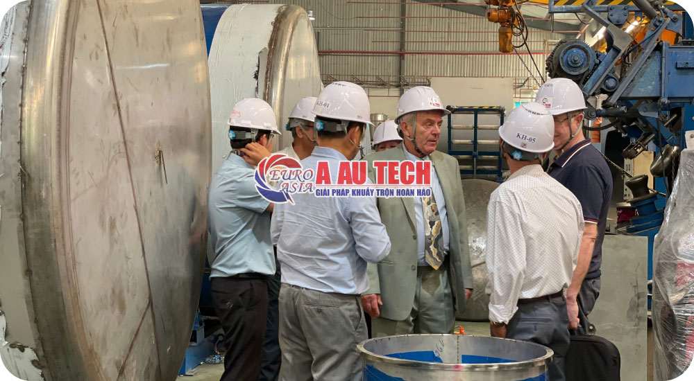 Khách hàng đến Á Âu tham quan và kiểm tra tiến độ sản xuất