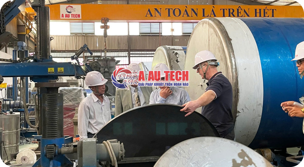 Khách hàng đến Á Âu tham quan và kiểm tra tiến độ sản xuất