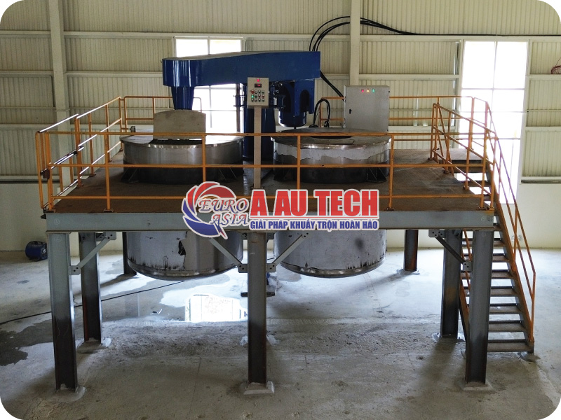Máy khuấy sơn lắp sàn thao tác