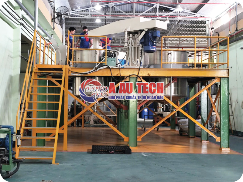 Máy khuấy sơn lắp sàn thao tác