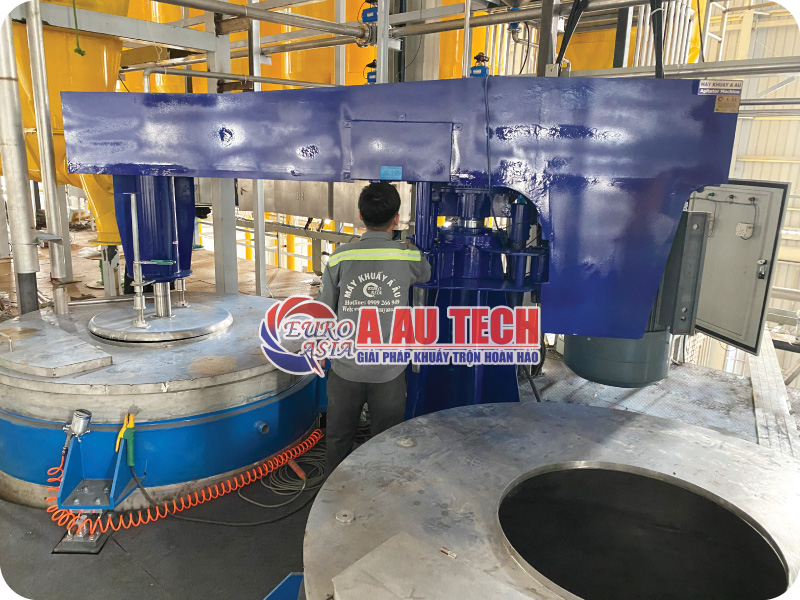 Máy khuấy sơn lắp sàn thao tác