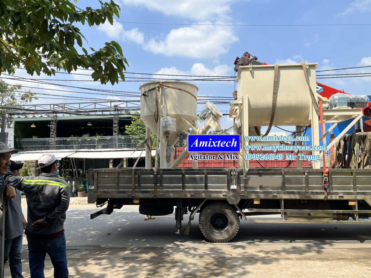 hình ảnh giao hàng máy trộn bột xây dựng kèm silo