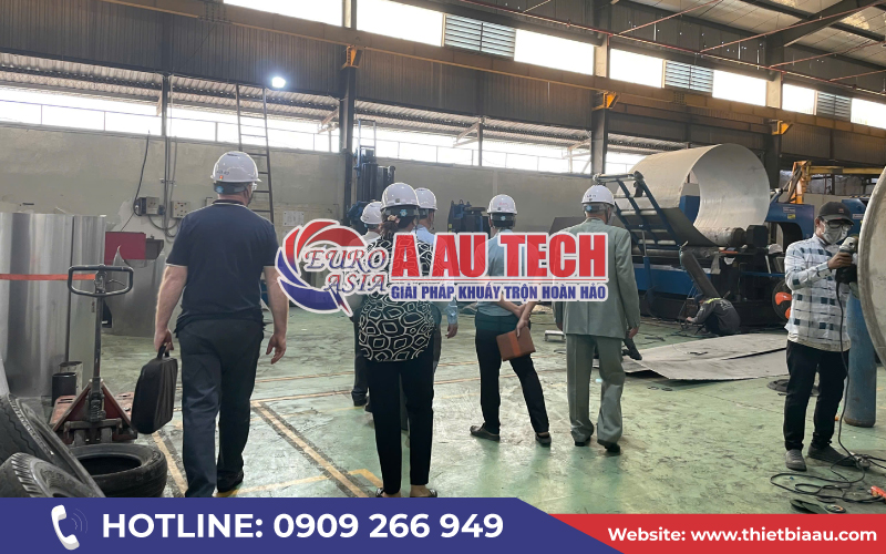 Đoàn khách tham quan xưởng Á Âu 