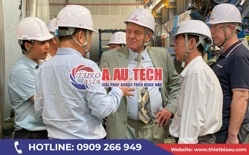 Đoàn khách tham quan xưởng Á Âu 