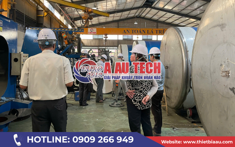 Đoàn khách tham quan xưởng Á Âu 