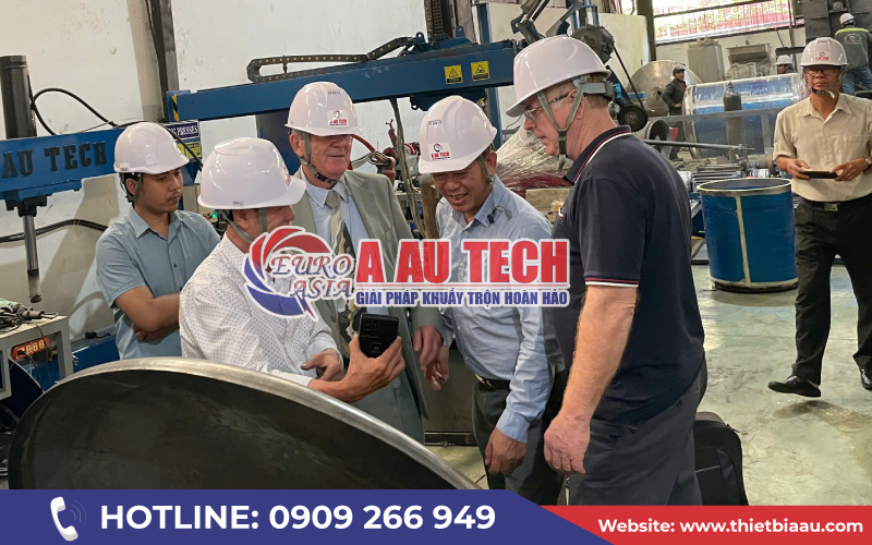 Đoàn khách tham quan xưởng Á Âu 