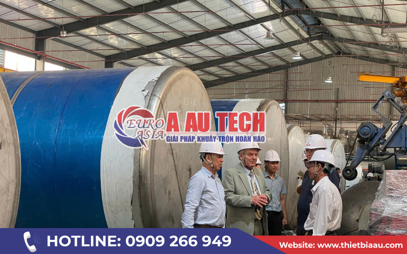 Đoàn khách tham quan xưởng Á Âu 