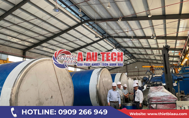 Đoàn khách tham quan xưởng Á Âu 