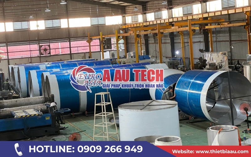 Đoàn khách tham quan xưởng Á Âu 