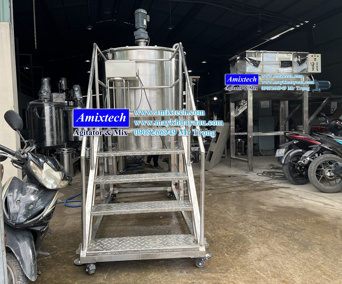 bồn khuấy phân bón lắp trên sàn thao tác