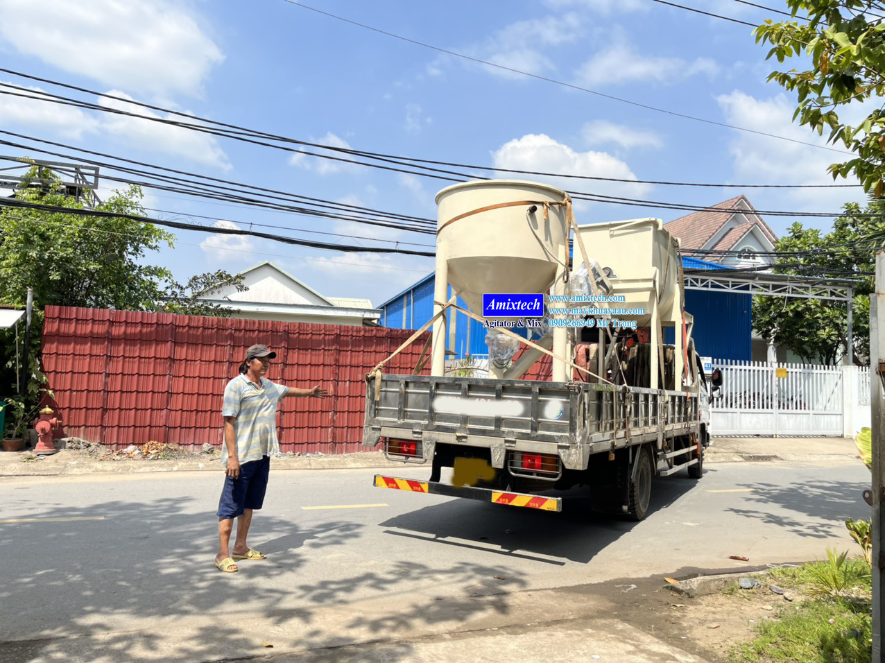 giao hàng máy trộn 2 tầng cân đóng bao