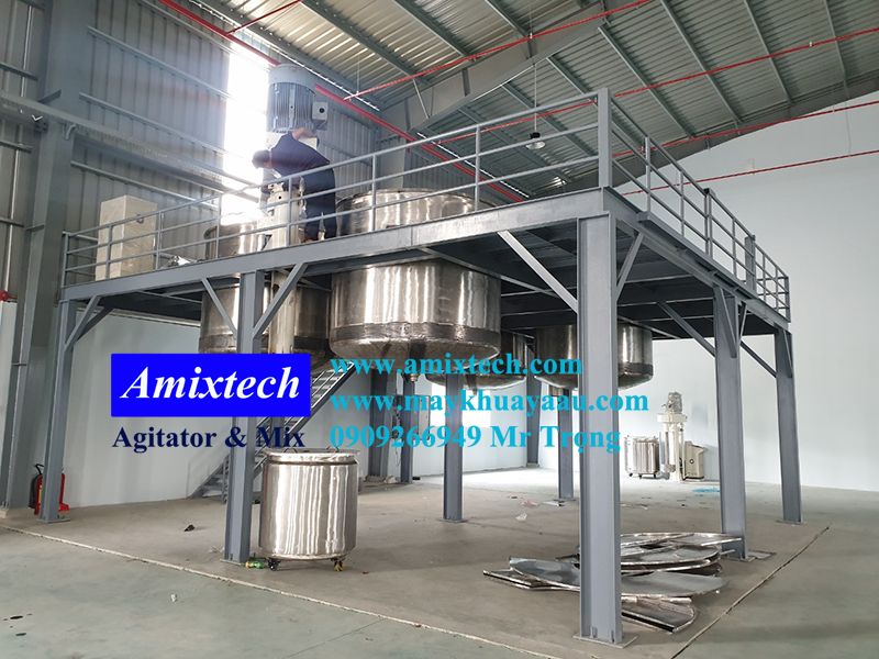 máy khuấy sơn sàn thao tác