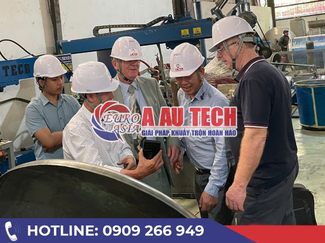 Á Âu tiếp đón đoàn khách tham quan xưởng sản xuất bồn chứa và silo